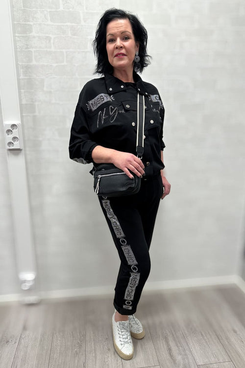 Asusetti Miley. Ihana asusetti Mukana jakku ja housut Myydään settinä S-L Värimaailma Musta (Talvi) Materiaali Polyester 95%
