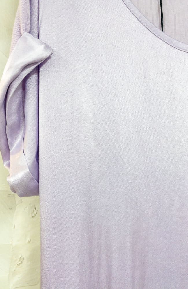 Kiiltäväpintainen t-paita - vaalea lila - pusero