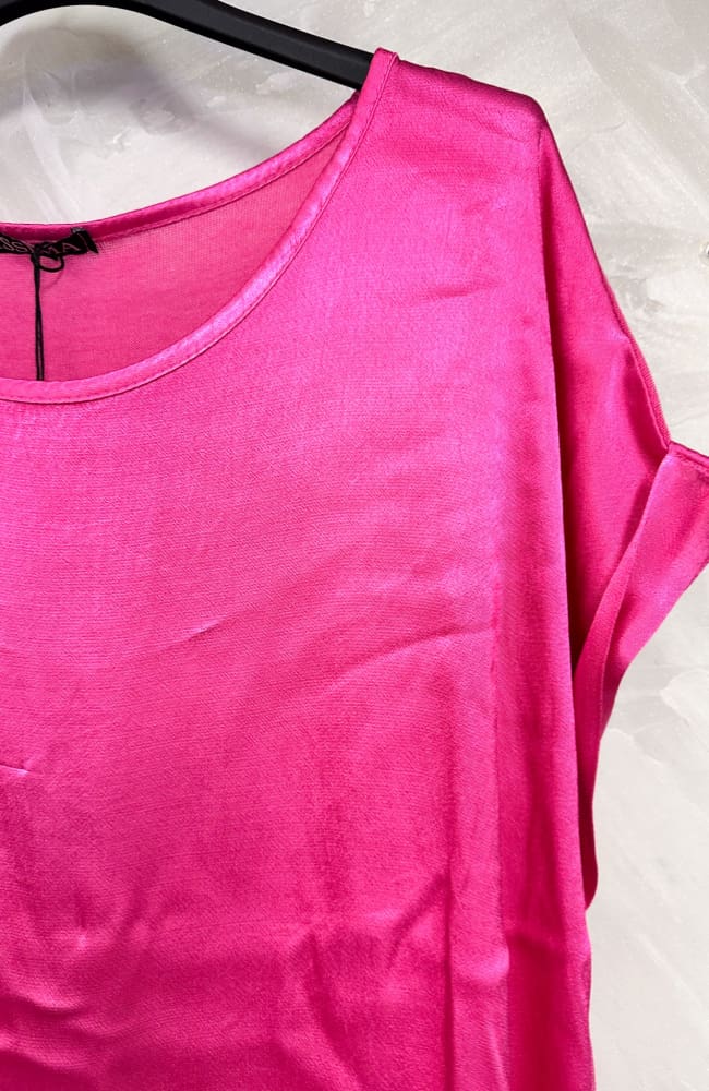 Kiiltäväpintainen T - paita - Pinkki Pusero