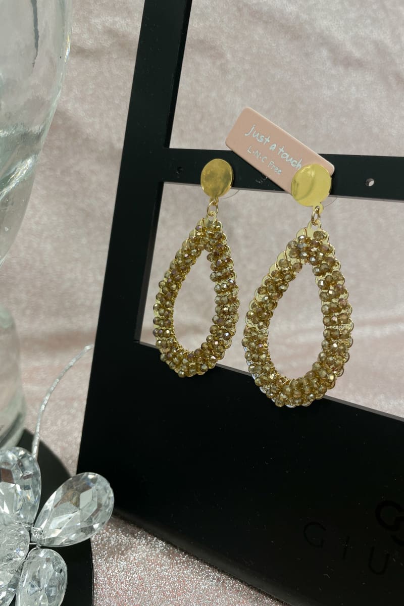 Korvakorut Beads In Drop. Ihanat kultaisen väriset korvakorut, joissa pisaranmuotoiset renkaat ja niissä pienet helmet
