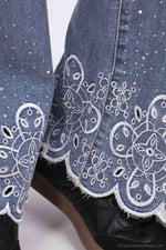 Leveälahkeiset Farkut Embroidered | Housut | Pikku-riikka
